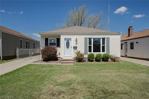 2914 Center Dr, Parma, OH 44134