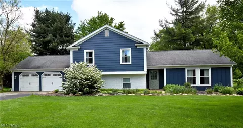 56 Maple Hill Dr, Chagrin Falls, OH 44022