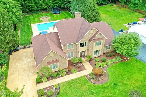 2120 Brittainy Oaks Trl NE, Warren, OH 44484