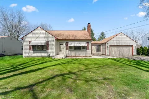 24 Neff Dr, Canfield, OH 44406