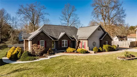 507 Windsor Dr, Mineral Wells, WV 26150