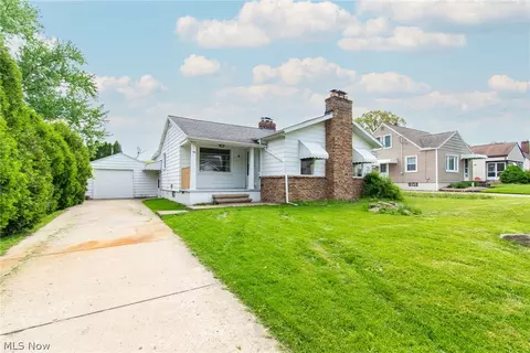 76 Iroquois St, Struthers, OH 44471