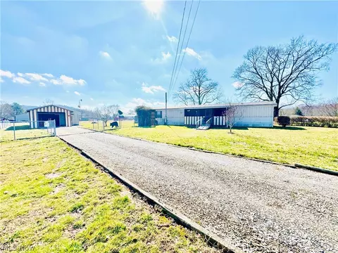 139 Willow Dr, Elizabeth, WV 26143