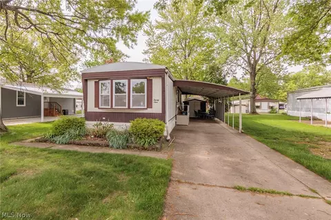 29 Parkway Dr, Olmsted Twp, OH 44138