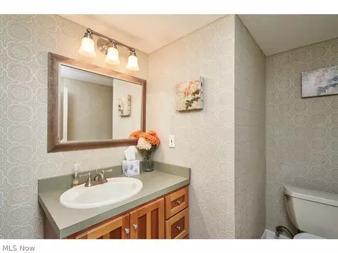 563 E Wilbeth Rd, Akron, OH 44301 photo 14
