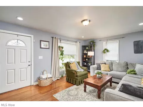 563 E Wilbeth Rd, Akron, OH 44301 photo 3
