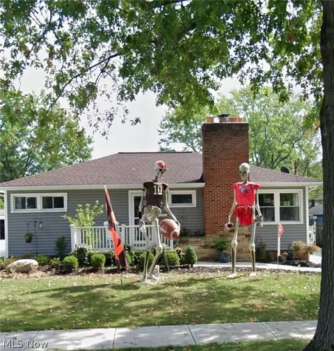 6467 Mandalay Dr, Parma Heights, OH 44130
