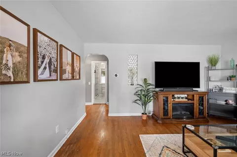 Entry Way - 4261 Buckeye Ave, Willoughby, OH 44094 photo 1 of 3