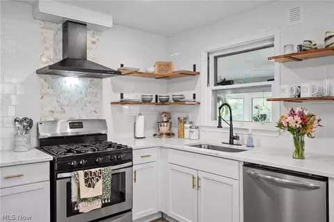 Kitchen - 4261 Buckeye Ave, Willoughby, OH 44094 photo 2 of 3