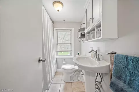 Bath - 4261 Buckeye Ave, Willoughby, OH 44094 photo 3 of 3