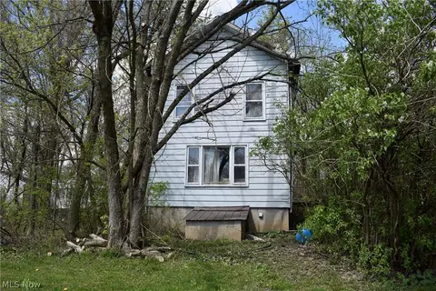 12082 N Palmyra Rd, North Jackson, OH 44451