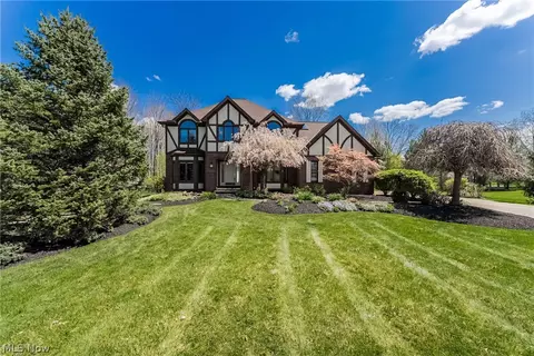 6933 Silkwood Ln, Solon, OH 44139