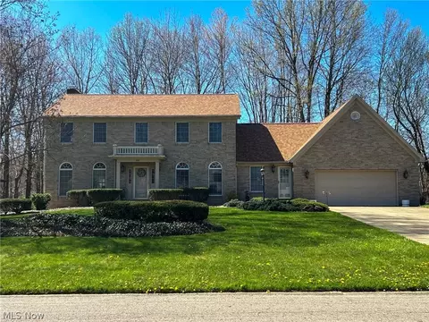 402 Avalon Dr SE, Howland, OH 44484