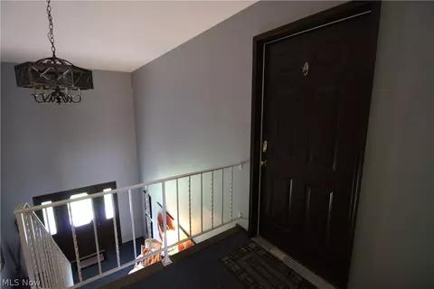 Entry Way - 888 Pearson Cir #3, Youngstown, OH 44512 photo 2 of 3