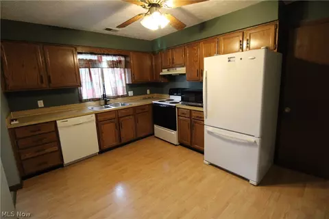 Kitchen - 888 Pearson Cir #3, Youngstown, OH 44512 photo 1 of 3