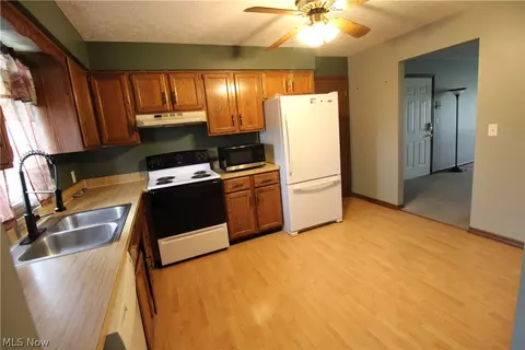 Kitchen - 888 Pearson Cir #3, Youngstown, OH 44512 photo 3 of 3