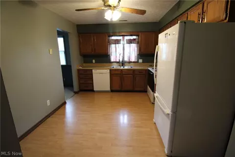 Kitchen - 888 Pearson Cir #3, Youngstown, OH 44512 photo 2 of 3