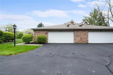 2712 Shakespeare Ln, Avon, OH 44011