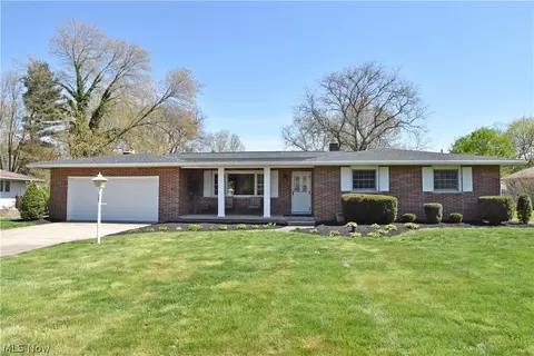1087 Magdalyn Dr, Akron, OH 44320