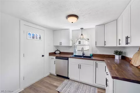Kitchen - 559 Edith Ave, Akron, OH 44312 photo 3 of 5