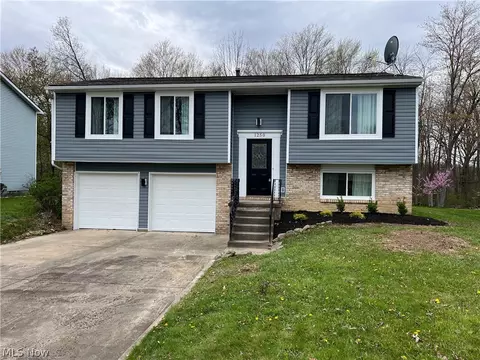 1250 Woodledge Dr, Mineral Ridge, OH 44440