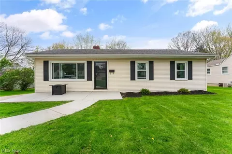 320 Elmwood Dr, Hubbard, OH 44425