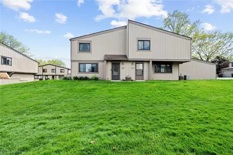 11784 Harbour Light Dr, North Royalton, OH 44133