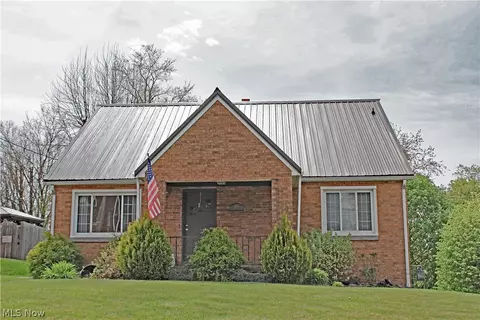 108 S Belleview Dr, Weirton, WV 26062