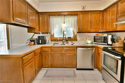 Kitchen - 191 Heritage Dr, Beloit, OH 44609 photo 2 of 2