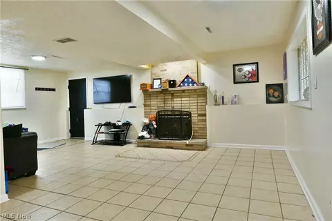 Living - 191 Heritage Dr, Beloit, OH 44609 photo 3 of 5