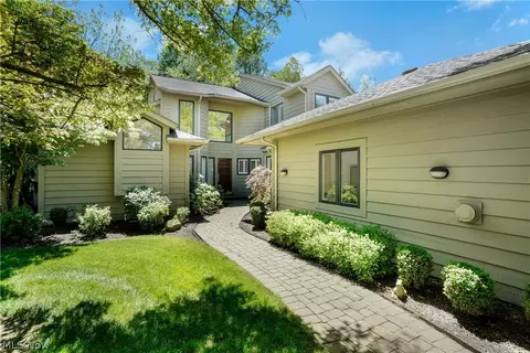2221 Landerhaven Ct #4, Mayfield Heights, OH 44124