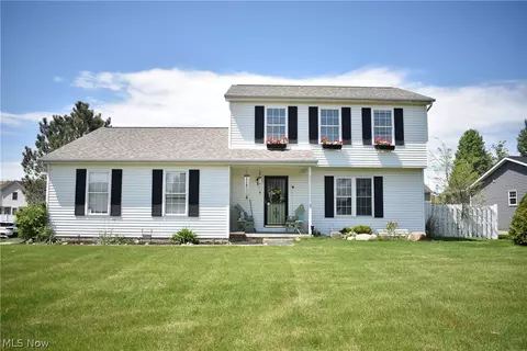 10530 Carrie Dr, New Middletown, OH 44442
