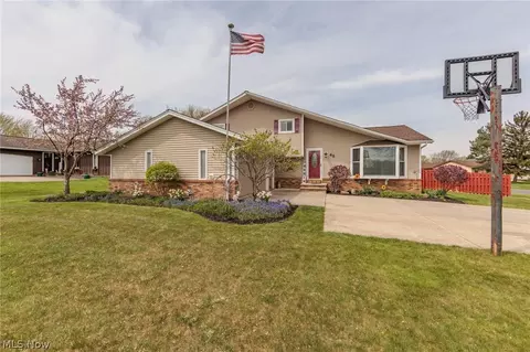 48 Duxbury Ln, Brunswick, OH 44212
