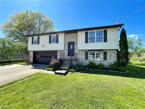 370 Lincoln Dr, Mineralwells, WV 26150