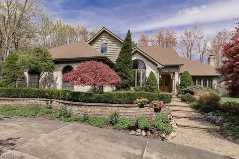 808 Hardwood Ct, Gates Mills, OH 44040