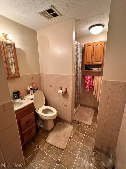 Bath - 4902 Strong Ave, Ashtabula, OH 44004 photo 1 of 2