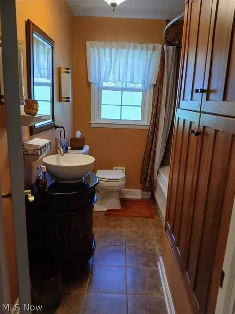 Bath - 13872 Patch Rd, Burton, OH 44021 photo 2 of 5