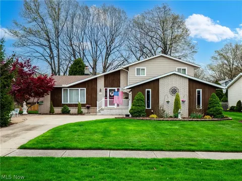 6475 Bayberry Dr, Seven Hills, OH 44131