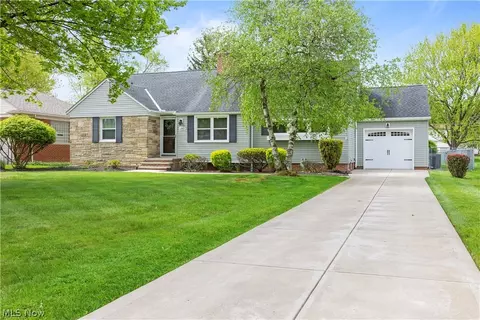 13985 Shawnee Trl, Middleburg Heights, OH 44130