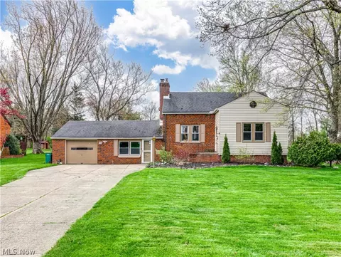 850 Ridgeview Dr, Seven Hills, OH 44131