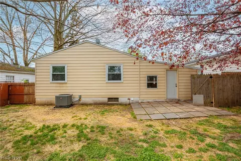 Exterior - 901 Jean Ave, Akron, OH 44310 photo 5 of 8