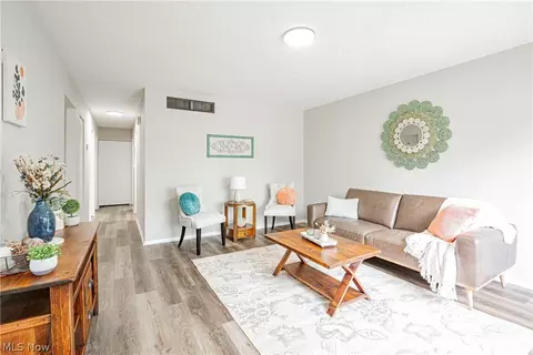 Living - 901 Jean Ave, Akron, OH 44310 photo 4 of 4