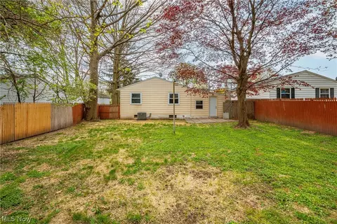 Exterior - 901 Jean Ave, Akron, OH 44310 photo 6 of 8