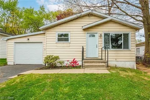 901 Jean Ave, Akron, OH 44310
