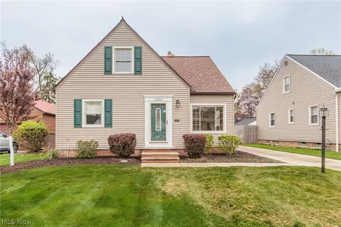 10262 Keswick Dr, Parma Heights, OH 44130