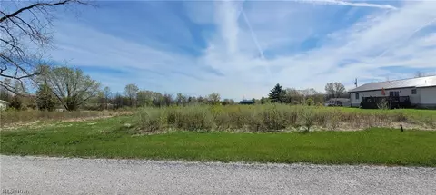 3241-3242 Madrona Ct, West Salem, OH 44287