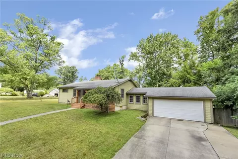 57 Overlook Pl, Bedford, OH 44146