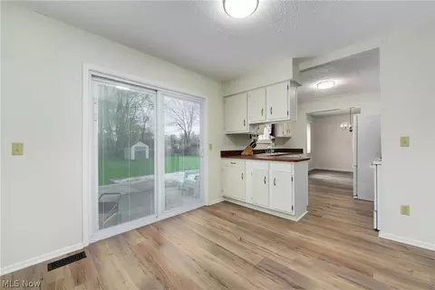 Kitchen - 6120 Brambleside Ln, Mentor, OH 44060 photo 4 of 5