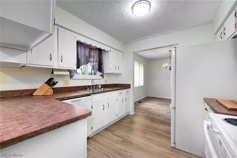Kitchen - 6120 Brambleside Ln, Mentor, OH 44060 photo 2 of 5