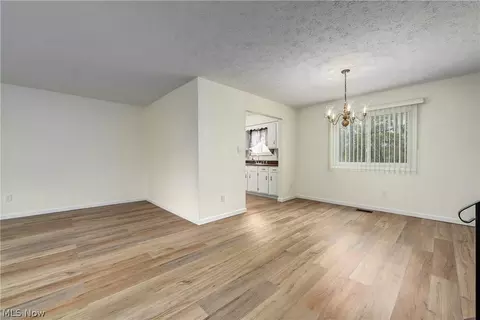Living - 6120 Brambleside Ln, Mentor, OH 44060 photo 3 of 4